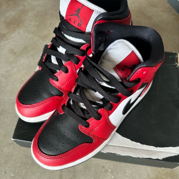 Jordan 1 ‘Chicago Toe’
Pre-owned
Box Included - Picture 3 of 4